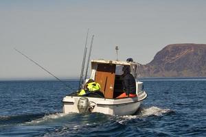 viaje de pesca en un pequeño cúter en el atlántico en noruega. en el fiordo foto