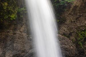 una cascada natural en un gran bosque en medio de una hermosa naturaleza. foto