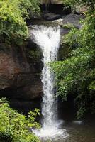 cascada en el gran bosque, hermosa en la naturaleza. foto