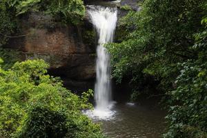 cascada en el gran bosque, hermosa en la naturaleza. foto