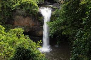 cascada en el gran bosque, hermosa en la naturaleza. foto