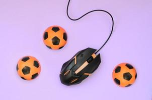 ratón óptico para juegos y pequeños balones de fútbol naranjas foto