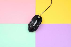 el mouse óptico está ubicado entre áreas de diferentes colores foto