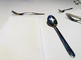 cuchara y tenedor en mesa blanca con espacio de copia foto