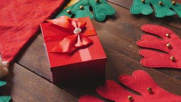 caja de regalo roja sobre fondo de madera para navidad video
