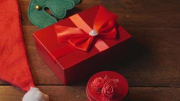 rote geschenkbox auf hölzernem hintergrund für weihnachten video