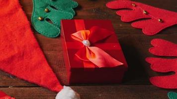 rote geschenkbox auf hölzernem hintergrund für weihnachten video