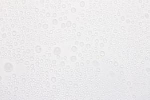 gota de agua sobre la superficie blanca como fondo foto