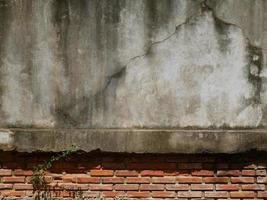 la vieja pared de cemento estaba desgastada, la superficie estaba rayada, la superficie estaba rayada y dañada. para un misterioso fondo retroconservador. foto