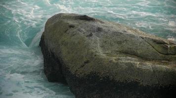 olas turquesas rodaron sobre las rocas, playa de la isla de koh miang, islas similares, cámara lenta