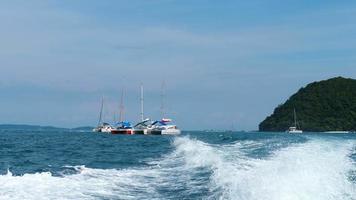 catamarans, yachts et hors-bord en vue sur la mer d'andaman depuis l'arrière du hors-bord en mouvement video