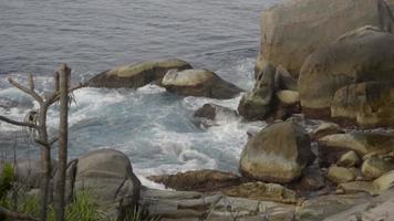 ondas turquesa rolaram na praia da ilha de koh miang, ilhas similan, câmera lenta video