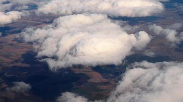 vista aérea del paisaje nublado desde el avión descendente, llegando al aeropuerto de novosibirsk, federación rusa video