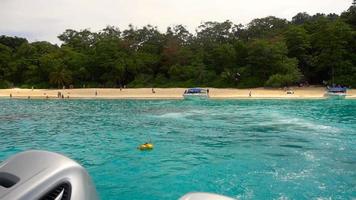 vue arrière depuis le départ en hors-bord des îles Similan video