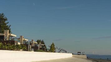 terraplén del mar negro en sochi, cerca del parque olímpico. lapso de tiempo video