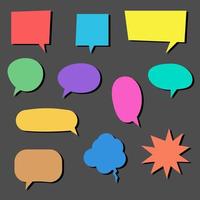 burbujas de voz de colores en blanco aisladas en fondo gris para charlas de dibujos animados y chat