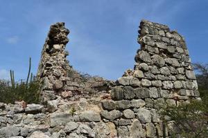 ruinas de piedra de molino desiertas desmoronándose en aruba foto