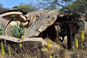 ruinas de piedra en un montón en el molino de oro balashi foto