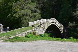 histórico puente de mendigo de piedra medieval sobre un río en Inglaterra foto