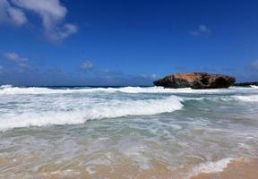 olas en la orilla de una playa remota en aruba foto