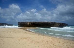 vistas costeras con una formación rocosa en el caribe foto