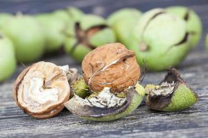 nueces en una mesa de madera foto