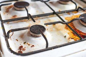 estufa sucia con restos de comida foto