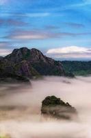 paisaje de niebla nocturna con montaña. foto