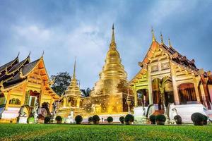 pagoda en el templo de phra singh. foto