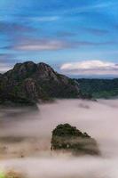 paisaje de niebla nocturna con montaña. foto