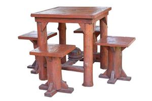 juego de mesa y sillas de madera. foto