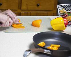 cocinar rodajas de pimiento naranja foto