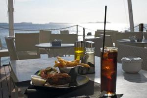 cena y vistas al mar en ibiza foto