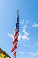 bandera americana en el cielo azul foto