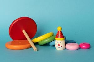 Apilador de anillos juguetes para niños sobre fondo de color foto