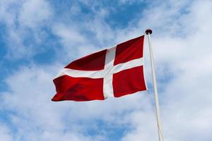 bandera danesa ondeando en el viento foto