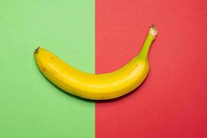 Plátano sobre fondo de color bodegón foto