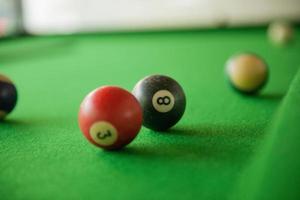 bolas de billar en la mesa de billar verde foto