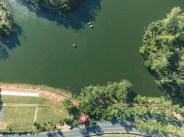 Turistas no identificados disfrutando del momento en el parque municipal de hat yai, songkhla, tailandia, con muchas actividades, como botes a pedales y picnic dentro del área del parque. foto