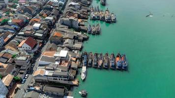 vista aérea del muelle de pescadores que tiene muchos barcos anclados para transportar mariscos y suministros en la isla de songkhla, tailandia foto