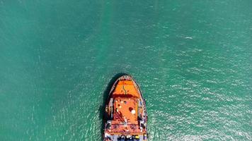 vista aérea en la parte superior del buque de carga que transporta un contenedor y se ejecuta para exportar el puerto del patio de carga al océano personalizado internacional. concepto de transporte de tecnología, despacho de aduanas, banner de seminario web. foto