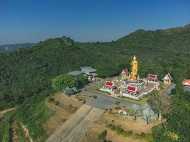 parque municipal hat yai en hatyai, tailandia con devotos adorando al buda. foto