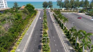 playa de miami cerca de la playa de chalatat en el parque songkhla, tailandia. hermoso hito de songkhla con palmeras de coco y camino por carretera. foto