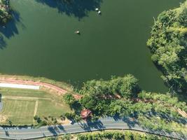 vista de la ciudad de hat yai con un momento de disfrute en el parque municipal de hat yai, songkhla, tailandia foto