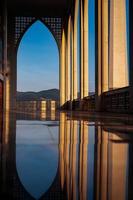 área de la mezquita central en la provincia de songkhla, al sur de tailandia. reflejo de la foto de la sombra por el piso pulido