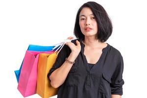 retrato mujer asiática llevando bolsas de compras coloridas sobre fondo blanco aislado, concepto de venta de verano foto