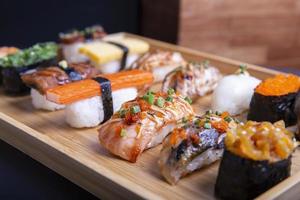 juego de sushi japonés, rollos de sushi nigiri y sashimi servidos en el menú del restaurante de comida japonesa foto