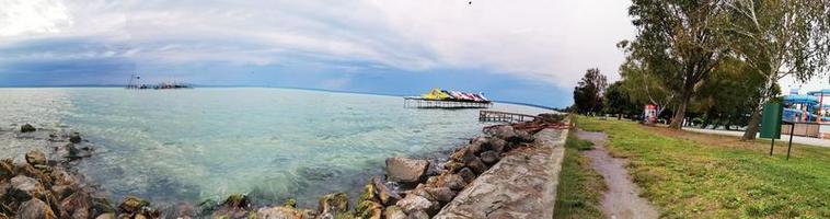 vista panorámica de la orilla del lago balaton en siofok foto