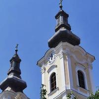 la iglesia en miskolc está cerca con el hermoso reloj de matrícula grande foto