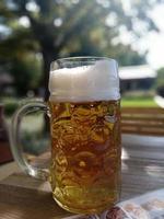 una pinta de cerveza en la presa calva en budapest en la primera semana de septiembre foto